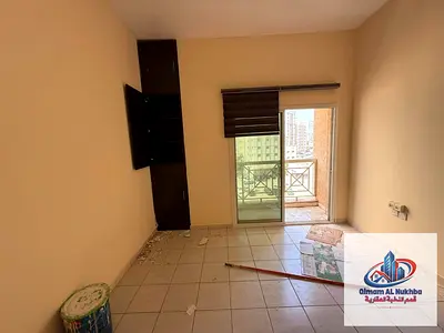 غرفة وصالة بالمجرّة على الشارع الرئيسي، بلكونة بإطلالة بحرية، 2 حمام، قريبة من الخدمات، 26 ألف، 4 دفعات، تأمين 1000 كاش أو مؤجل.