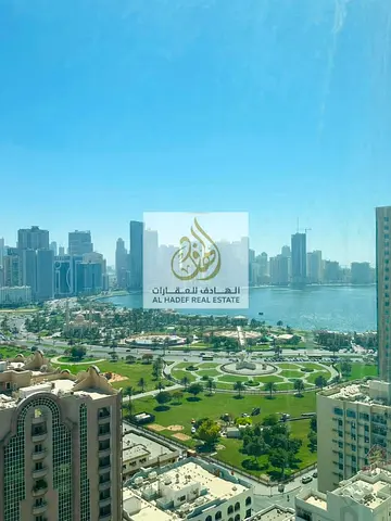 شقة 3 غرف وصالة للإيجار السنوي في المجاز 2 الشارقة | طابق مرتفع بإطلالة مميزة | غرفة استور كبيرة وبلكونة | صيانة مجانية وتسليم كامل التشطيب | باركينج