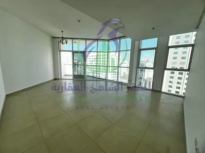 شقة ثلاث غرف وصالة للإيجار السنوي في التعاون الشارقة برج حديث إطلالات بانورامية بلكونة خزائن بالحائط غرفة غسيل وخادمة باركينج