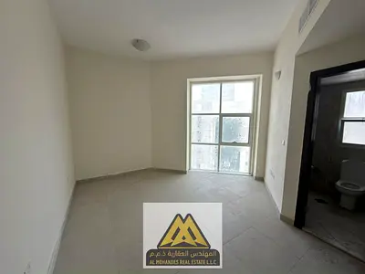 اكبر مساحه غرفه وصاله / ف النعيميه 1 بالقرب من مدرسه الحكمه / خزائن بالحائط / تكيف مركزي / صيانه فري / اطلاله مفتوحه /