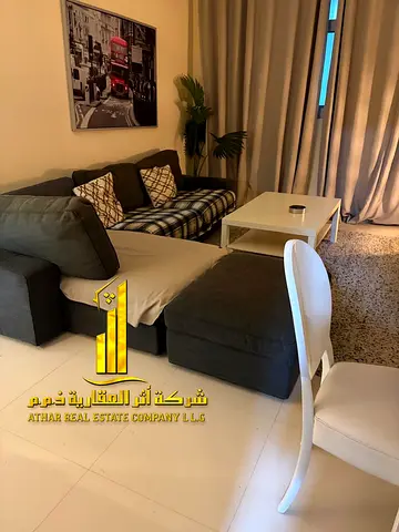 شقة غرفة وصالة للايجار الشهري | عجمان - منطقة الحميدية | شامل الفواتير و الإنترنت - جاهزة للسكن فورا ✅ الشقة مفروشة بالكامل فرش أنيق