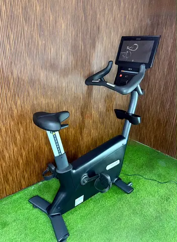 Precor UBK685 Upright Bike
