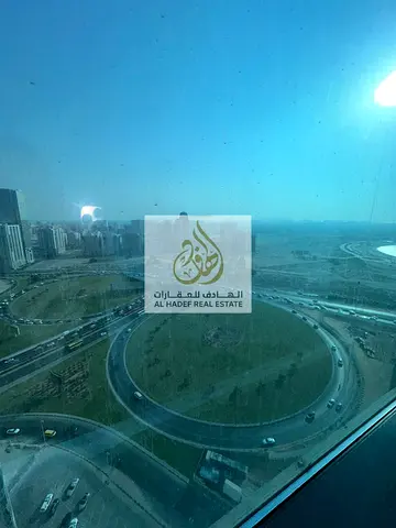 إطلالة على دبي + 2 بلكونة + غرفة خادمة + 4 حمامات + باركن مجاني + جيم نسائي ورجالي + مسبح نسائي ورجالي + ملعب تنس + ممشى للأطفال + كهرباء مواطن بفواتي