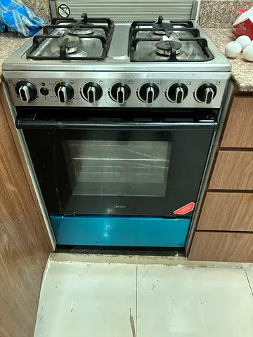 Used freestanding gas oven with 4-burner hob - good working condition