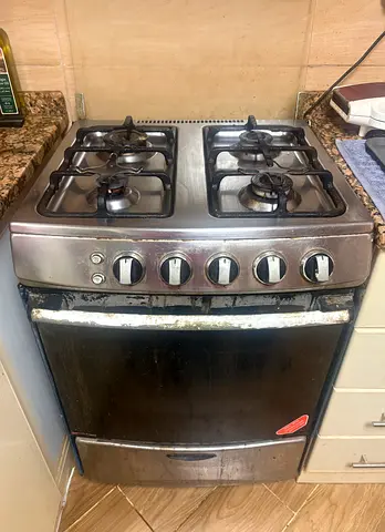 Used freestanding gas Cooker with oven - 4 burners