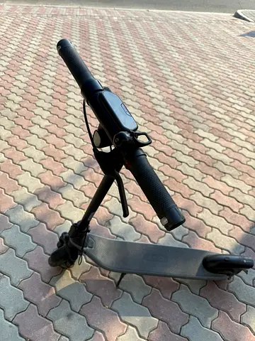 Ninebot Segway E2 electric scooter - compact urban commuter, good condition