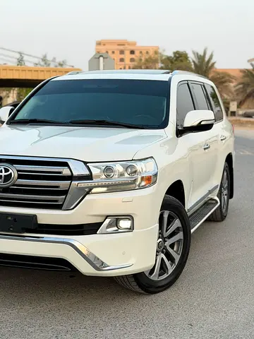 Toyota Land Cruiser GXR 2018 | GCC Specs | Pristine Condition