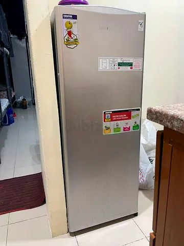 Single-door Geepas refrigerator - good condition