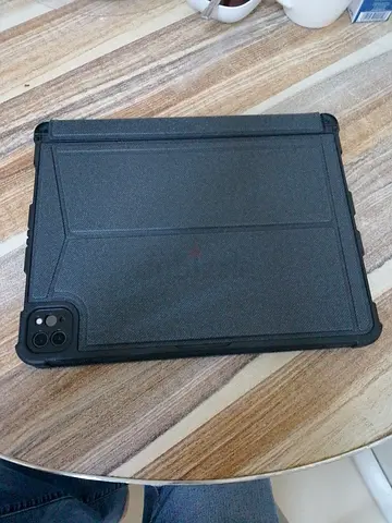 iPad pro 4th generation 11 inch with rugged protective case and apple pencil (very good condition)