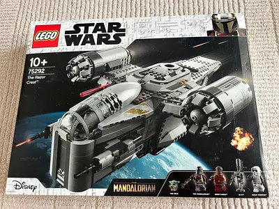 LEGO 75292 Star Wars The Razor Crest, Mandalorian Starship Toy, Model Building Kit with 4 Minifigure