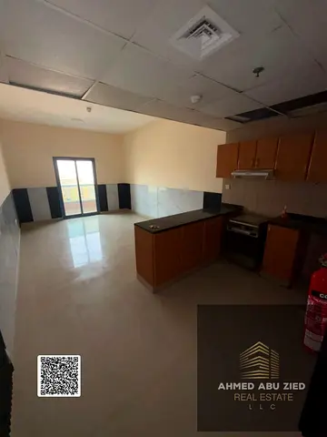 للإيجار السنوي في عجمان – أبراج النعيمية تاور C 🏢 ✨ استديو بمساحة ممتازة 🍳 مطبخ أمريكي مع بار
