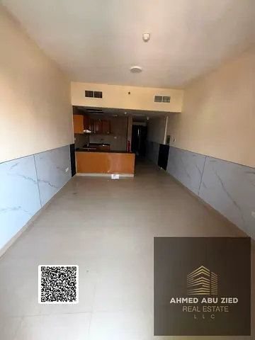 للإيجار السنوي في عجمان – أبراج النعيمية تاور C 🏢 ✨ استديو بمساحة ممتازة 🍳 مطبخ أمريكي مع بار