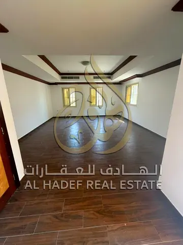 فيلا مميزة للإيجار السنوي في الرميلة كورنيش عجمان – 3 غرف، غرفة خادمة، 6 حمامات، روف كبير وتشطيبات فاخرة بسعر 70 ألف قابل للتفاوض