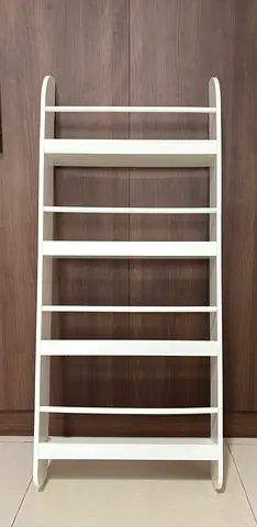 White leaning shelving unit - 4-tier book/display shelf