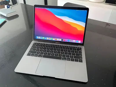 APPLE MACBOOK AIR 13INCHES COREI5 08GB RAMS WITH LOTS OF SOFTWARE INSTALLED