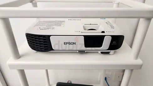 Epson EB-X41 HD Projector and Screen