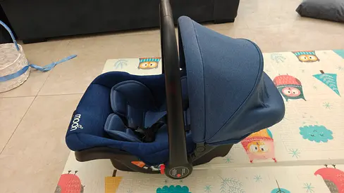 Infant car seat / baby carrier - navy blue (good condition)