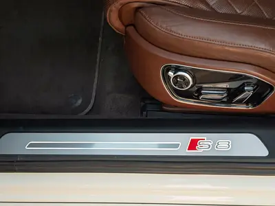 صورة مصغرة 11 لـ 2013 AUDI S8