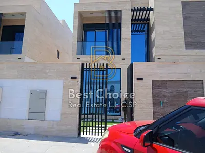 فيلا فاخرة / الرقيبة بالقرب من مسار و نسمة / تشطيب فخم / 4 غرف ماستر / مسبح / حديقة خاصة / موقع مميز