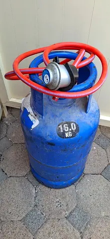 Gas cliynder with regulator hose pipe