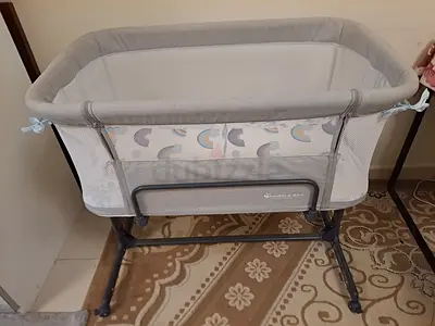 Side-sleeping bedside bassinet / portable baby crib - light grey