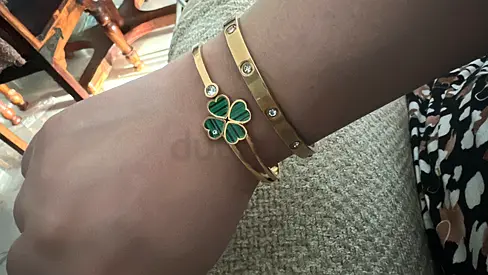 Gold-tone bracelet with green four-leaf clover charm 3 pcs each 30dh