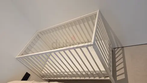 IKEA SUNDVIK Baby Cot + Mattress & Sheet – Like New