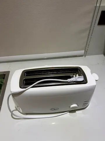 Four -slice white toaster in good working condition