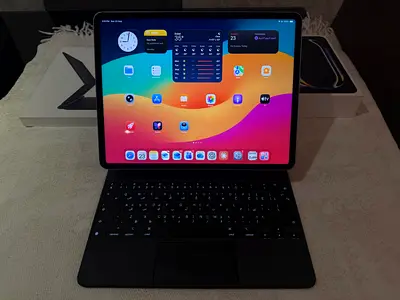 Apple iPad Pro 12.9 6th generation (M2 chip) 256GB with Magic Keyboard