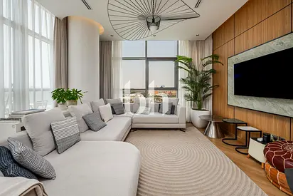 Upgraded | Unfurnished | Close to park | Mid Floor