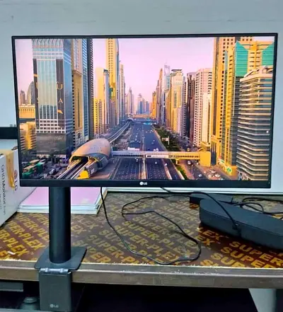 LG 32UN880-B is a 31.5-inch 4K UHD ergonomic monitor with an IPS panel, a space-saving desk-clamp ar
