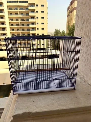 Medium metal bird cage with removable tray - good condition