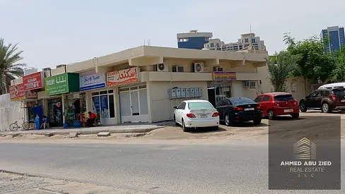بناية سكني تجاري زاوية للبيع في الراشدية 3 عجمان بدخل سنوي 130 ألف درهم، تتكون من 6 محلات واستوديو وبيت 4 غرف، بسعر 2.1 مليون درهم.