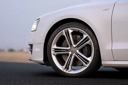 صورة 6 لـ 2013 AUDI S8