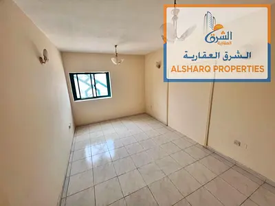 علي شارع الشيخ خليفة مباشرة 40 الف صالة منفصلة مساحات كبيرة جدا ٢ حمام