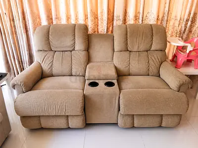 La-Z-Boy Reclining Loveseat Sofa with Console – Excellent Comfort