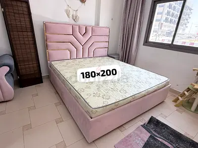 Excellent condition king size bed available redy for sell