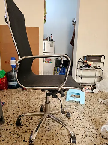 Black ergonomic swivel office chair with chrome base - good condition