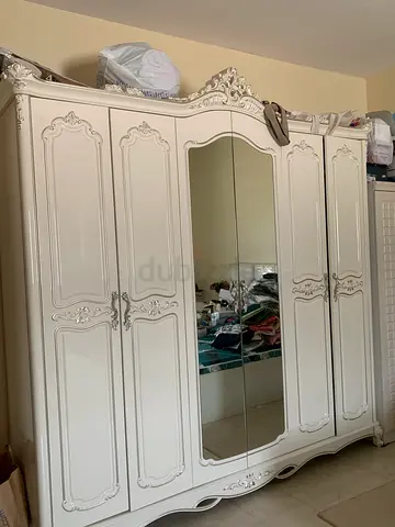 White ornate 6-door mirrored wardrobe in good condition