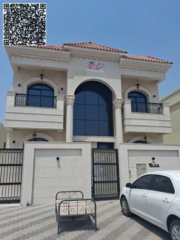 **تصميم يجمع بين الطرازين العصري والكلاسيكي** فيلا واسعة مكونة من 5 غرف نوم، مع صالة ومجلس وغرفة خادمة وموقف سيارات خاص | موقع متميز في منطقة "الحليو