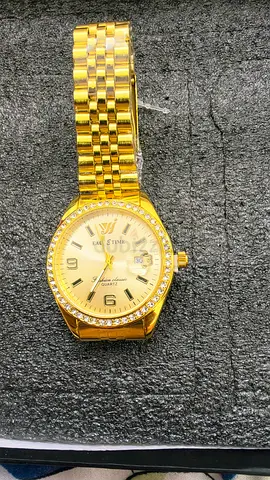 Gold-tone men’s wristwatch with crystal bezel
