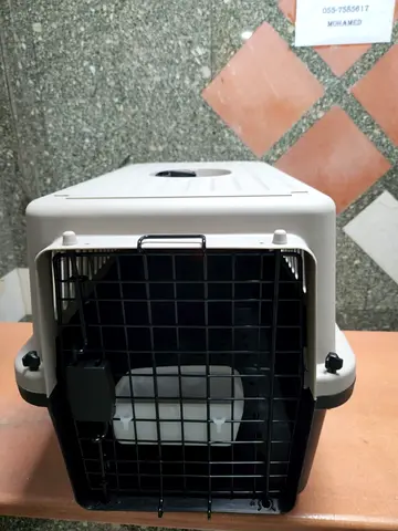 Cats and dogs carriers for air travel with metal mesh