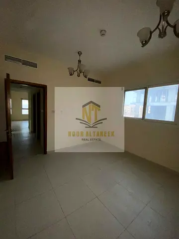شقة غرفة وصالة أول ساكن للإيجار في مويلح للعائلات فقط، بسعر 30,000 درهم سنويًا، 4 دفعات حصريًا، موقع مميز وسكن جديد.