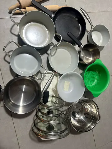 Mixed set of pots, pans, lids and kitchen bowls