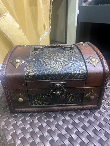 Wooden box with handle 18cm length,11cm height