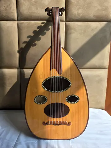 Traditional Arabic Oud in good used condition