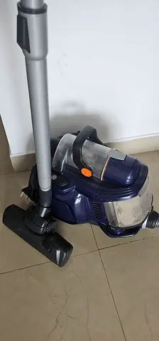 Compact bagless canister vacuum cleaner - works well, lightweight