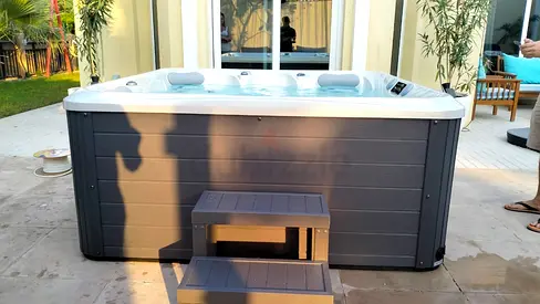 6-seater Outdoor Hot Tub/Jacuzzi with Steps, cover - Excellent Condition, very rarely used