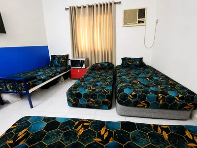 Bed space available for Muslim bechuler in Sharjah Abushgara near park
