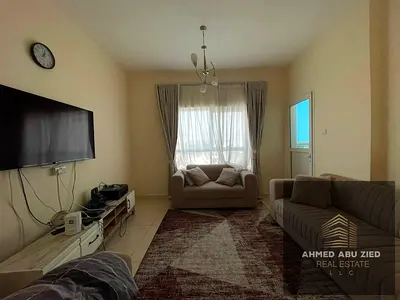 شقة غرفة وصالة مفروشة بالكامل بفرش نظيف وفخم، والصالة مقسمة بشكل عملي لتوفير غرفة إضافية مناسبة للأطفال، مع مساحة معيشة مريحة وصوفا وإطلالة بحرية جميل
